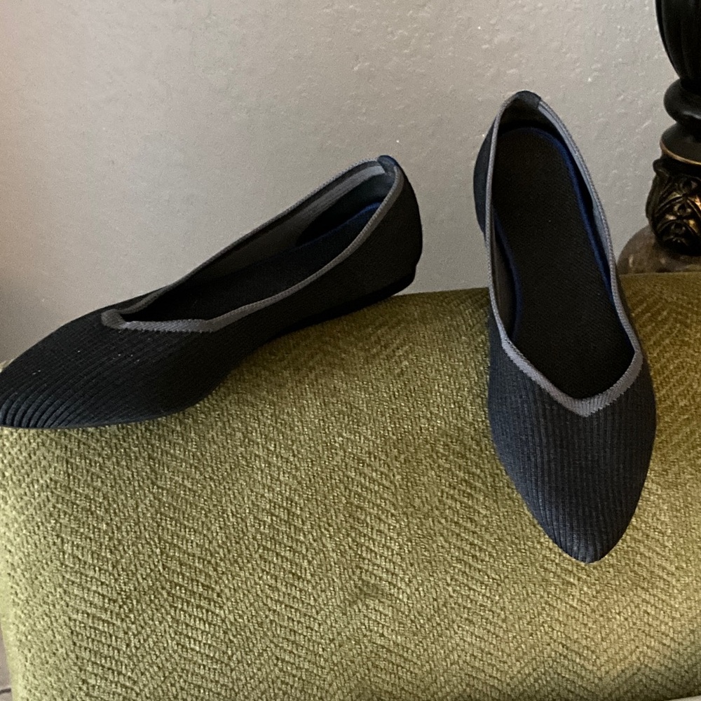 Stylish Black and Gray Women's Flats by VIONIC